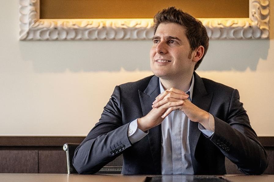 Ty phu bo quoc tich My va bi Mark 'da' khoi Facebook gio ra sao? hinh anh