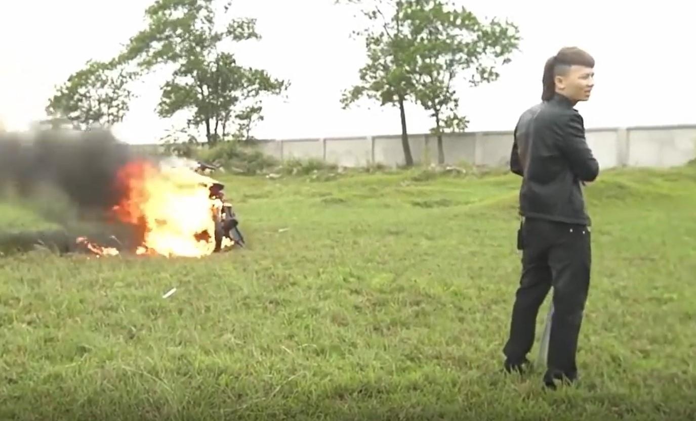 clip đốt xe máy của Khá Bảnh ảnh 1 clip dot xe may cua Kha Banh anh 1