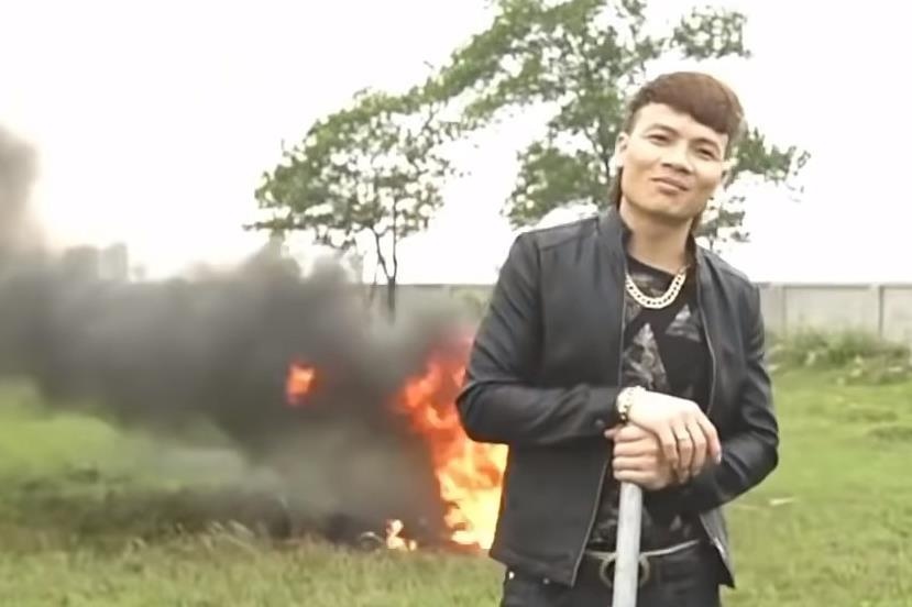 Kha Banh dot xe de quang cao vi pham luat canh tranh? hinh anh