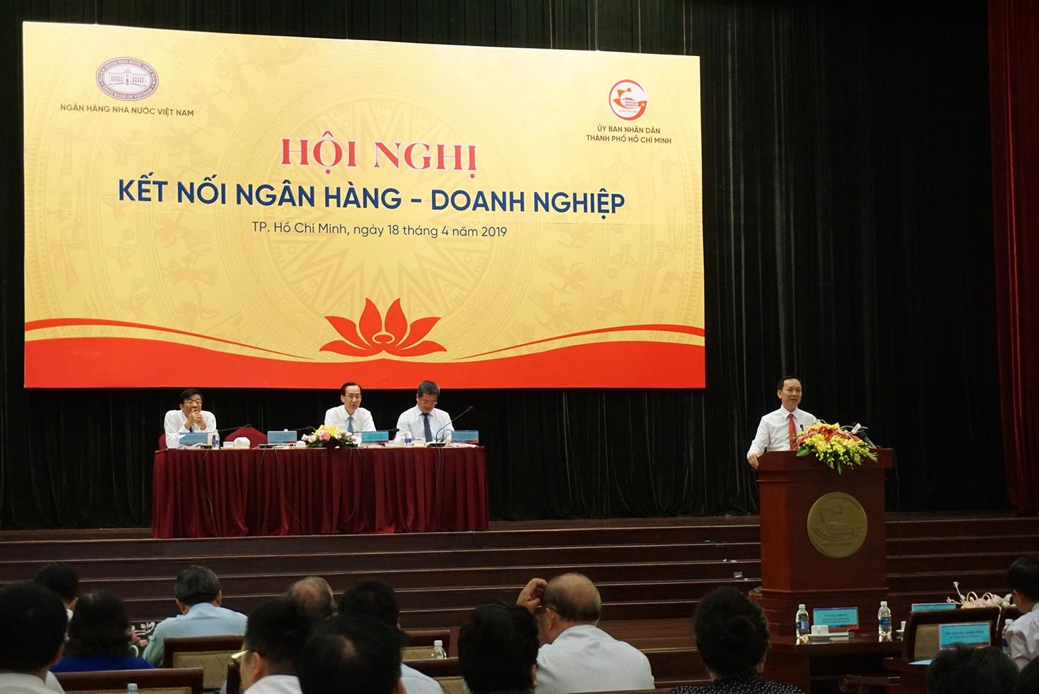 the chap 1 dong chi duoc vay 2 dong anh 1