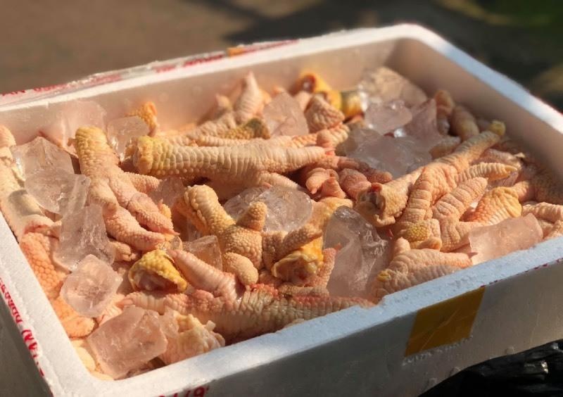 Chan ga khong lo, 400 nghin dong/kg van chay hang hinh anh