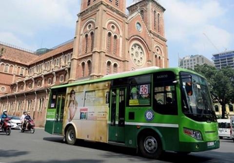 TP.HCM noi xe buyt e am vi bi Grab, Go-Viet canh tranh hinh anh