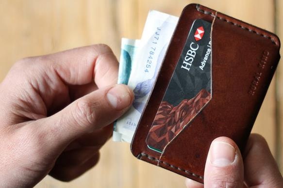 Tra no the tin dung thieu 400.000, vi sao ngan hang tinh lai 3 trieu? hinh anh