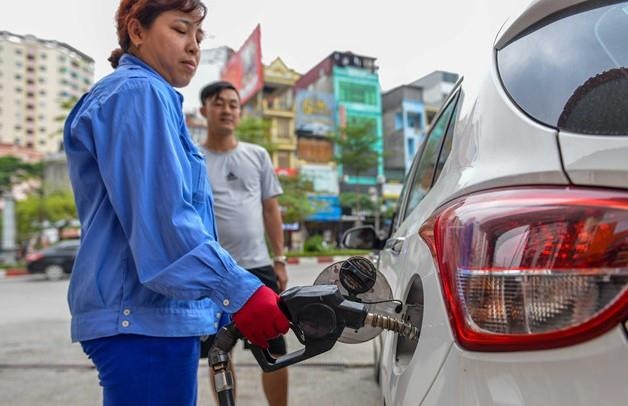 Gia xang giam gan 400 dong moi lit anh 1