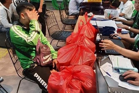 Me 'nu sinh bung 20 ly tra sua' xin loi tai xe va Grab hinh anh