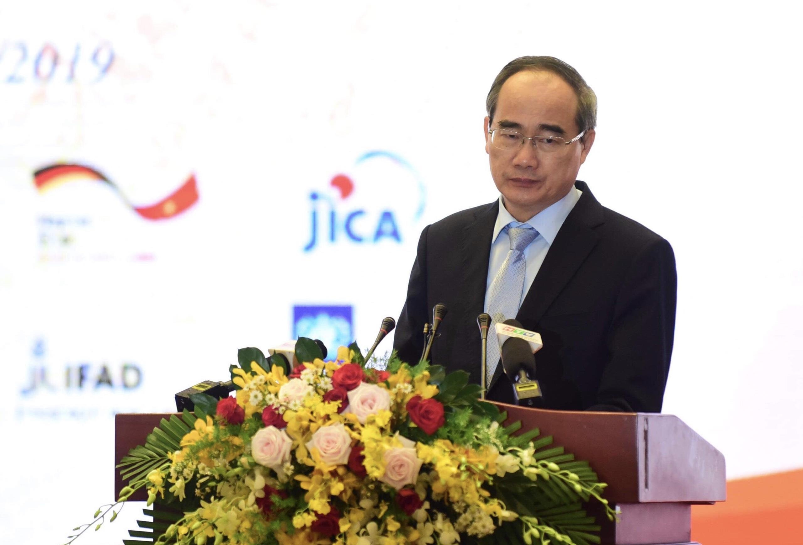 Dau tu giao thong cho TP.HCM va mien Tay thap anh 1