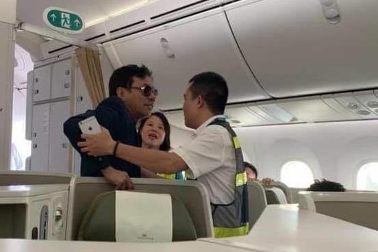 Dai gia bi to sam so co gai tre tren may bay la ai? hinh anh