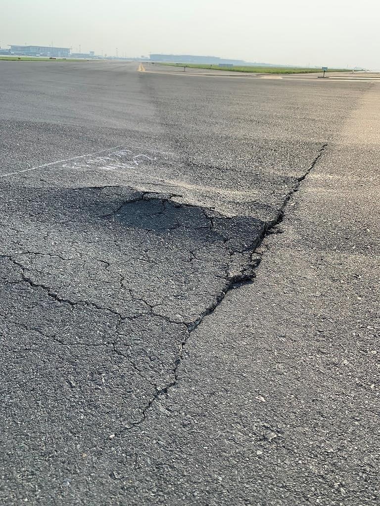 Đường băng sân bay Nội Bài đang hư hỏng ảnh 2 Duong bang san bay Noi Bai dang hu hong anh 2