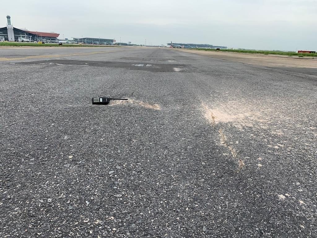 Đường băng sân bay Nội Bài đang hư hỏng ảnh 3 Duong bang san bay Noi Bai dang hu hong anh 3