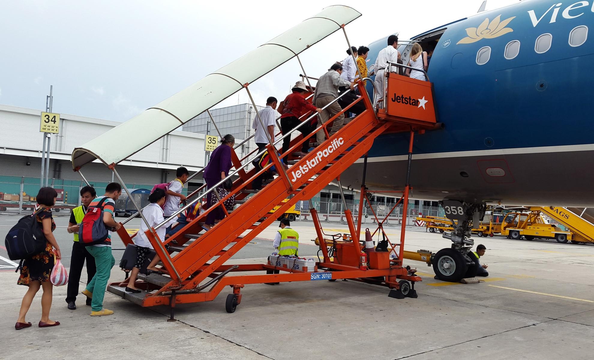 Nhieu chuyen bay noi dia bi huy vi bao so 4 hinh anh