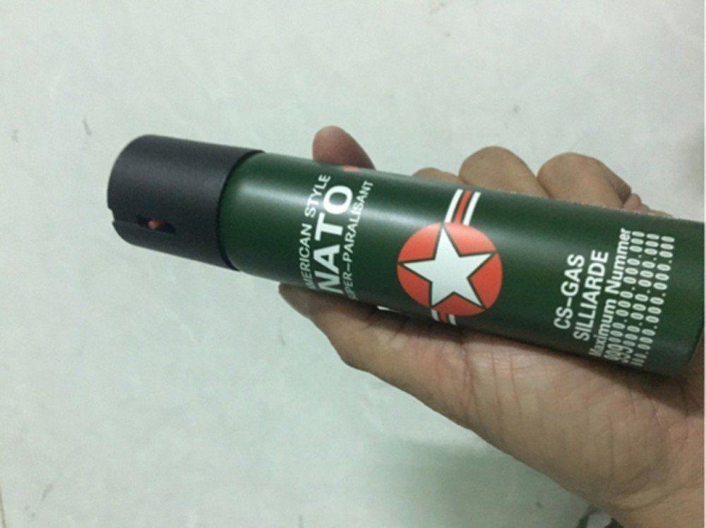 Lien tiep phat hien khach mang binh xit hoi cay len may bay hinh anh