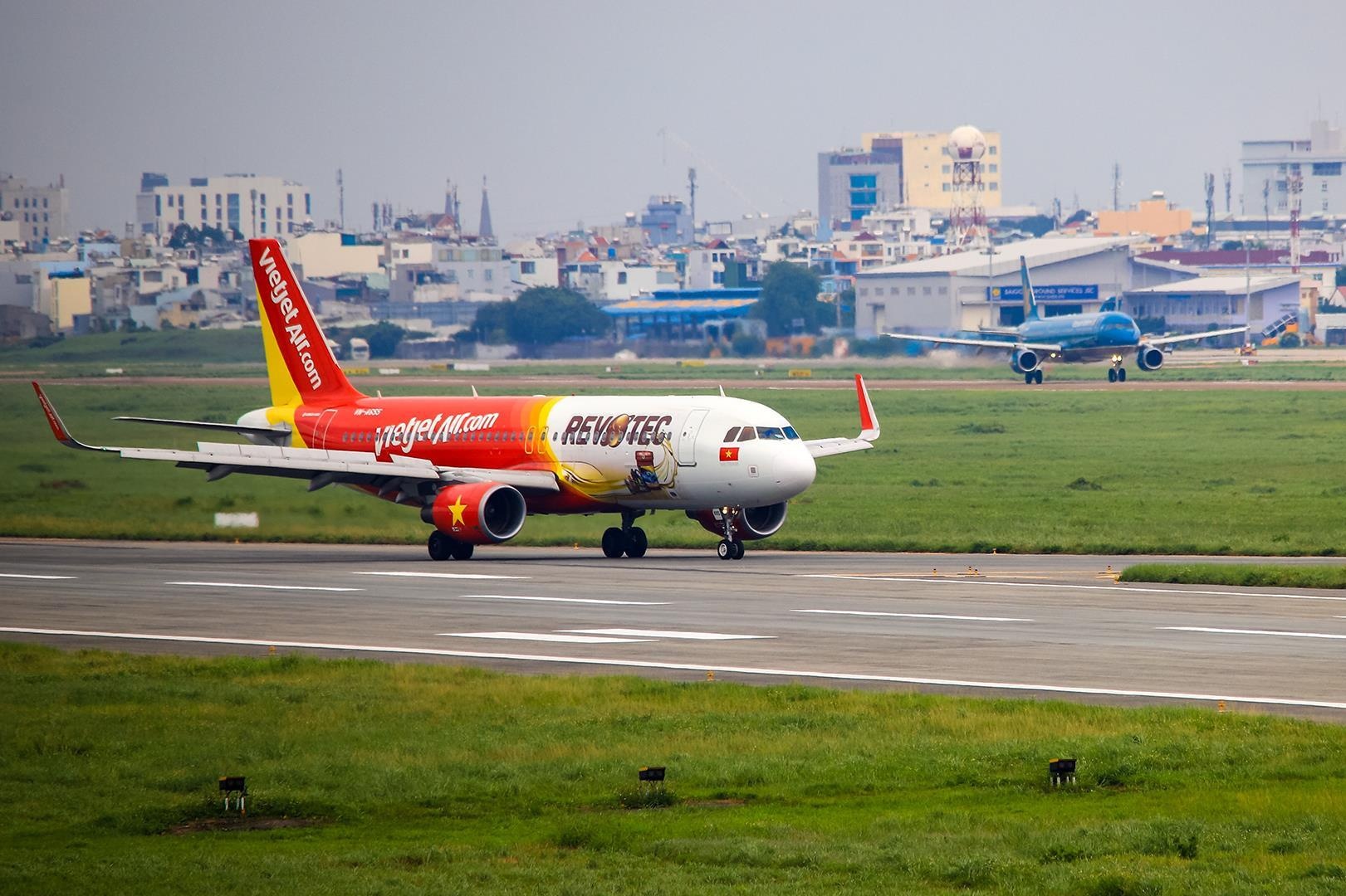 Khach bat ngo khi Tan Son Nhat thanh san bay 'im lang' hinh anh