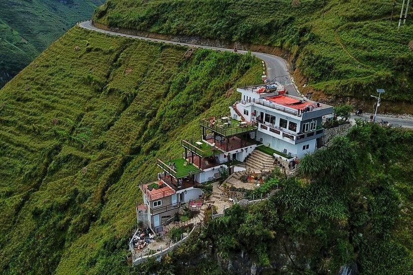 Khach san 7 tang tren deo Ma Pi Leng o ngoai khu vuc bao ve di tich hinh anh