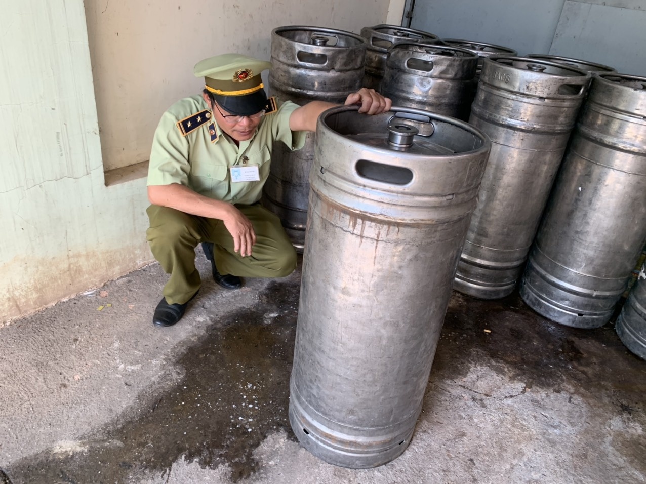 Thu giữ 900 lít bia hơi trôi nổi ảnh 1 Thu giu 900 lit bia hoi troi noi anh 1