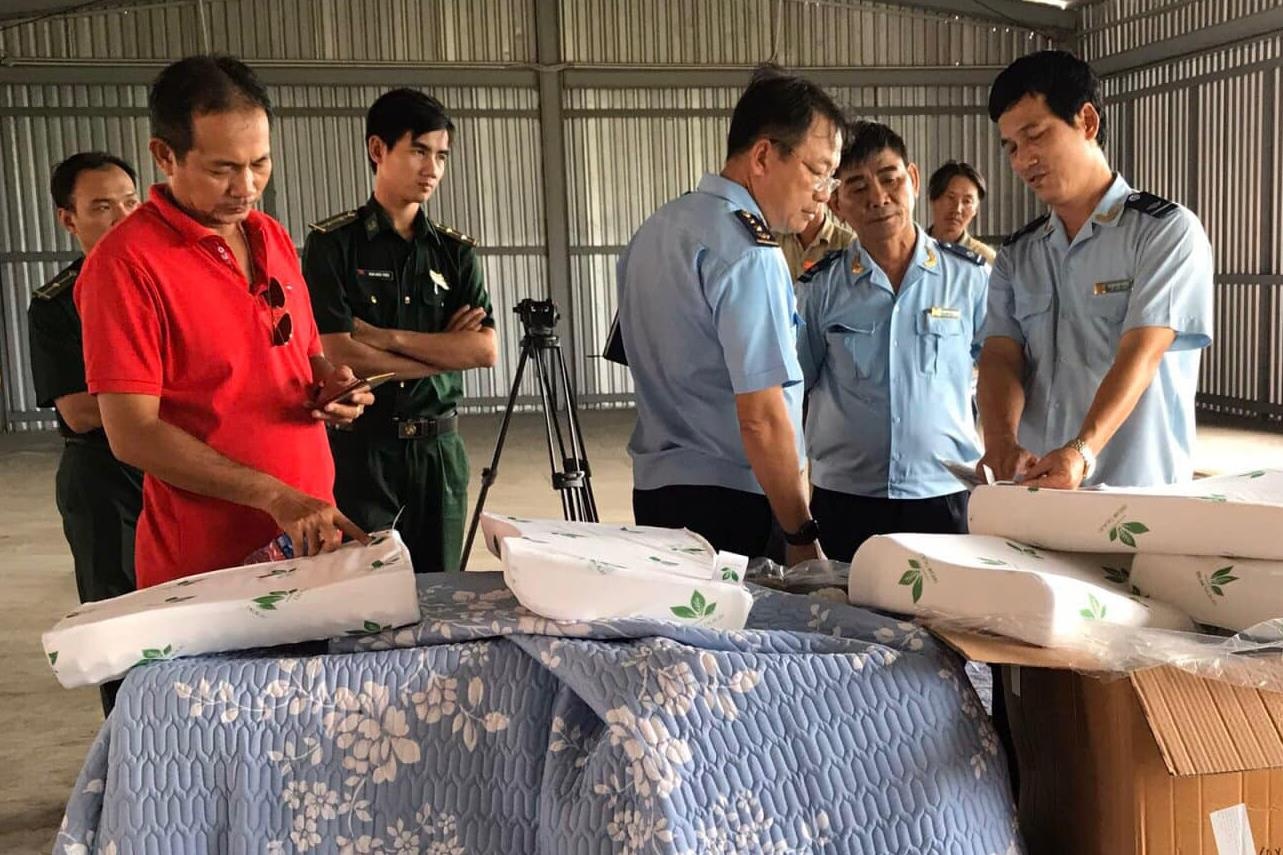 Phat hien 7 tan hang Trung Quoc gia xuat xu Viet Nam o TP.HCM hinh anh