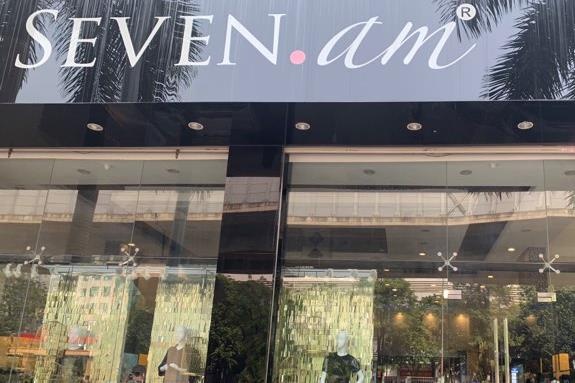 Seven.Am bi tong kiem tra giua lum xum cat mac Trung Quoc hinh anh