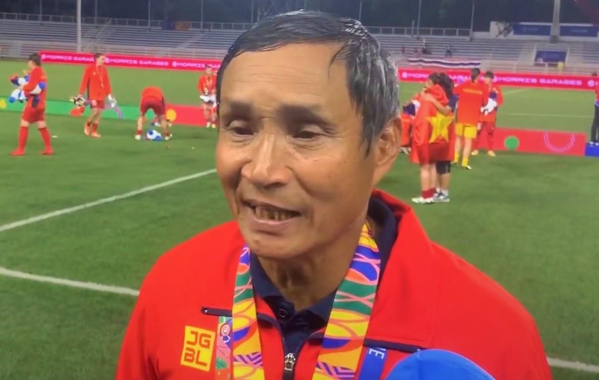 HLV Mai Duc Chung duoc tang oto tri gia hon 1 ty dong hinh anh