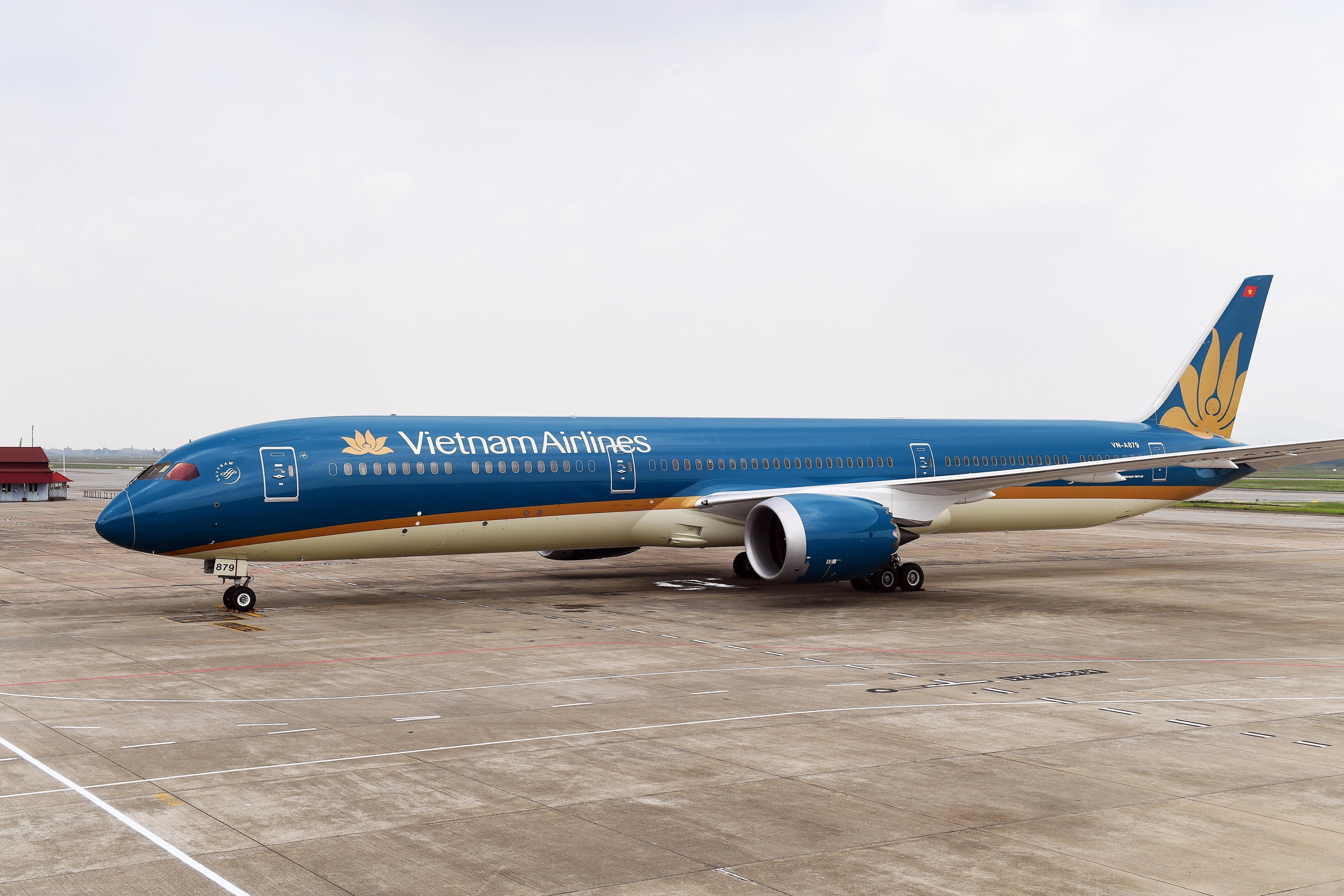 Lai them may bay Vietnam Airlines rach lop o san bay Noi Bai hinh anh