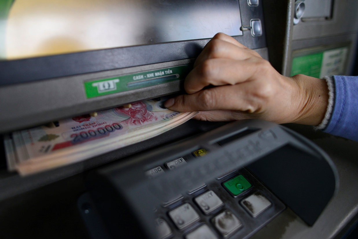 Tra luong, thuong bang tien mat de giam ap luc rut tien ATM dip Tet hinh anh