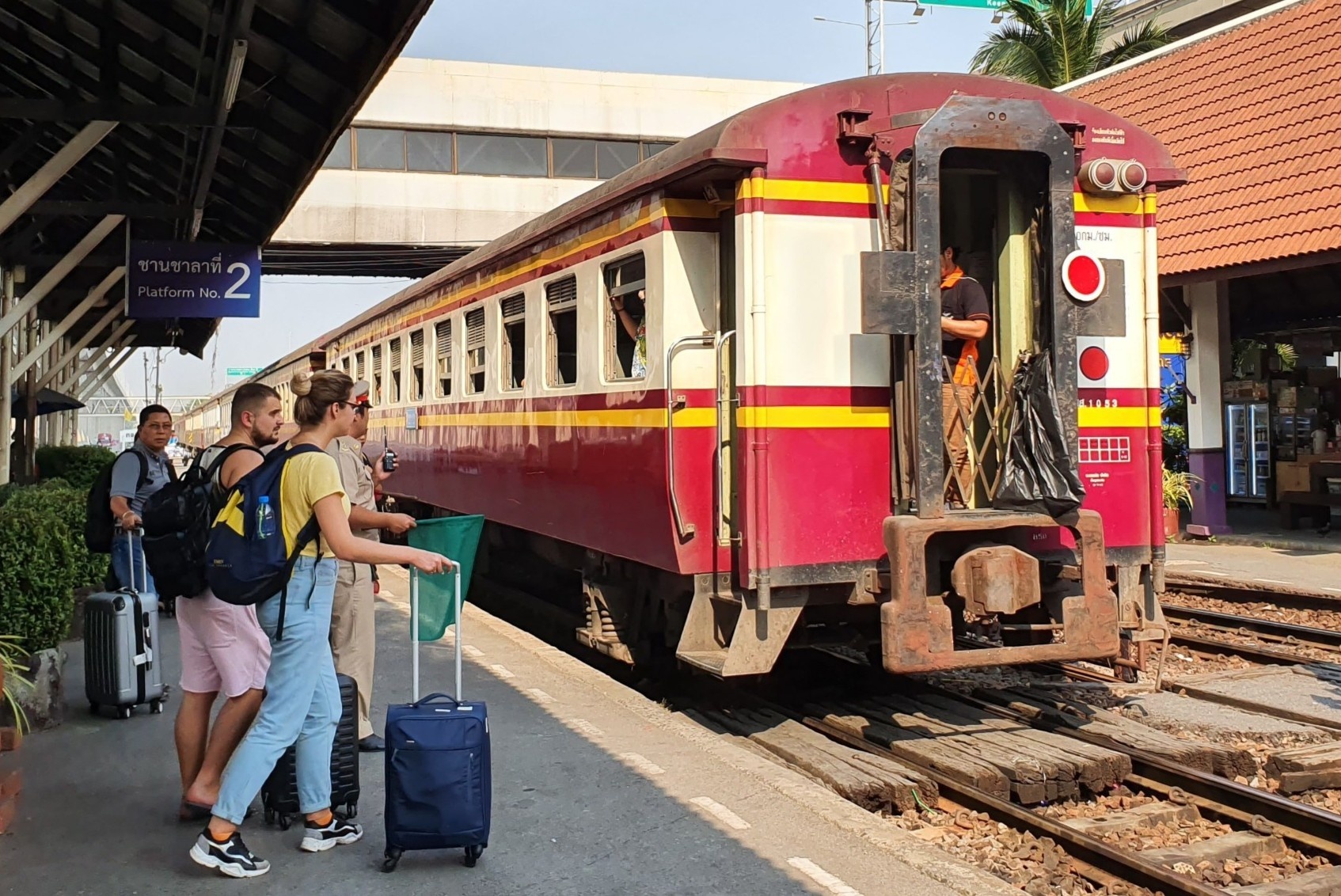 Trai nghiem 48 gio bay vong qua Thai ve que an Tet hinh anh