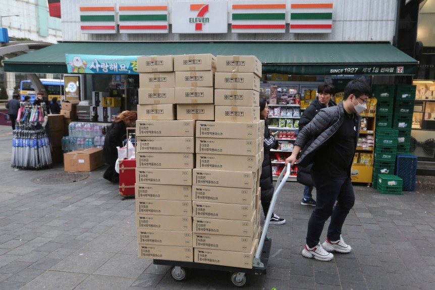 Nhan hang tu Trung Quoc co the nhiem virus Vu Han? hinh anh