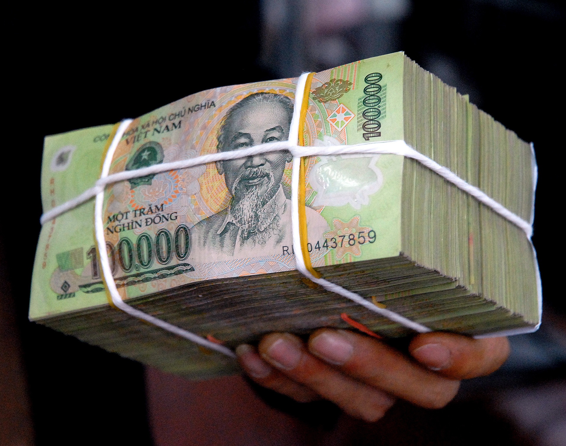 100 trieu trong tai khoan ngan hang 'khong canh ma bay' hinh anh