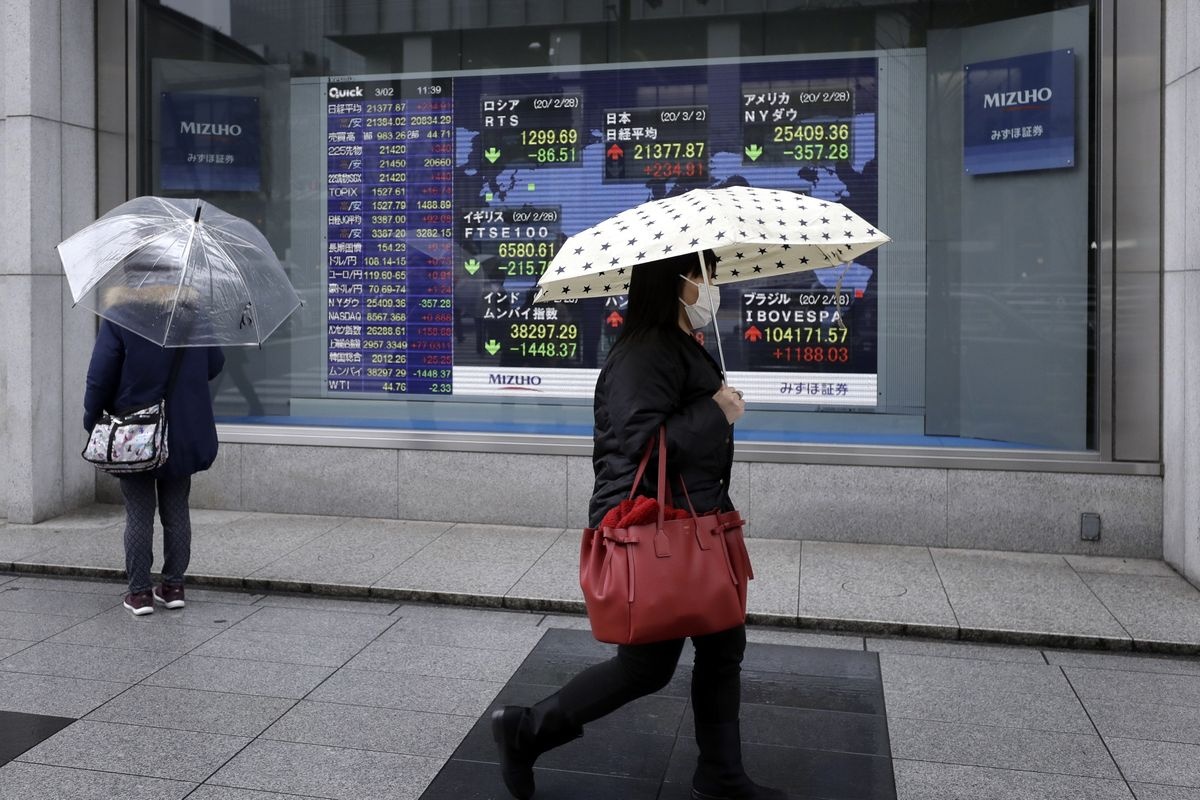 FED ha lai suat, von ngoai tiep tuc roi chung khoan Viet hinh anh