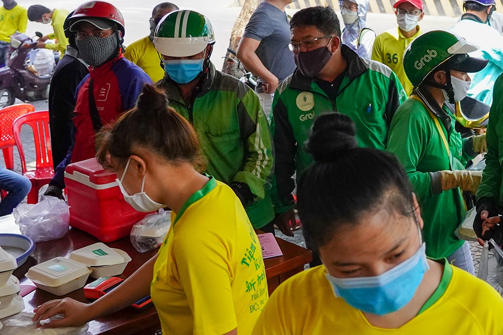 Dung cach tai xe 2-3 met nhan do an hinh anh