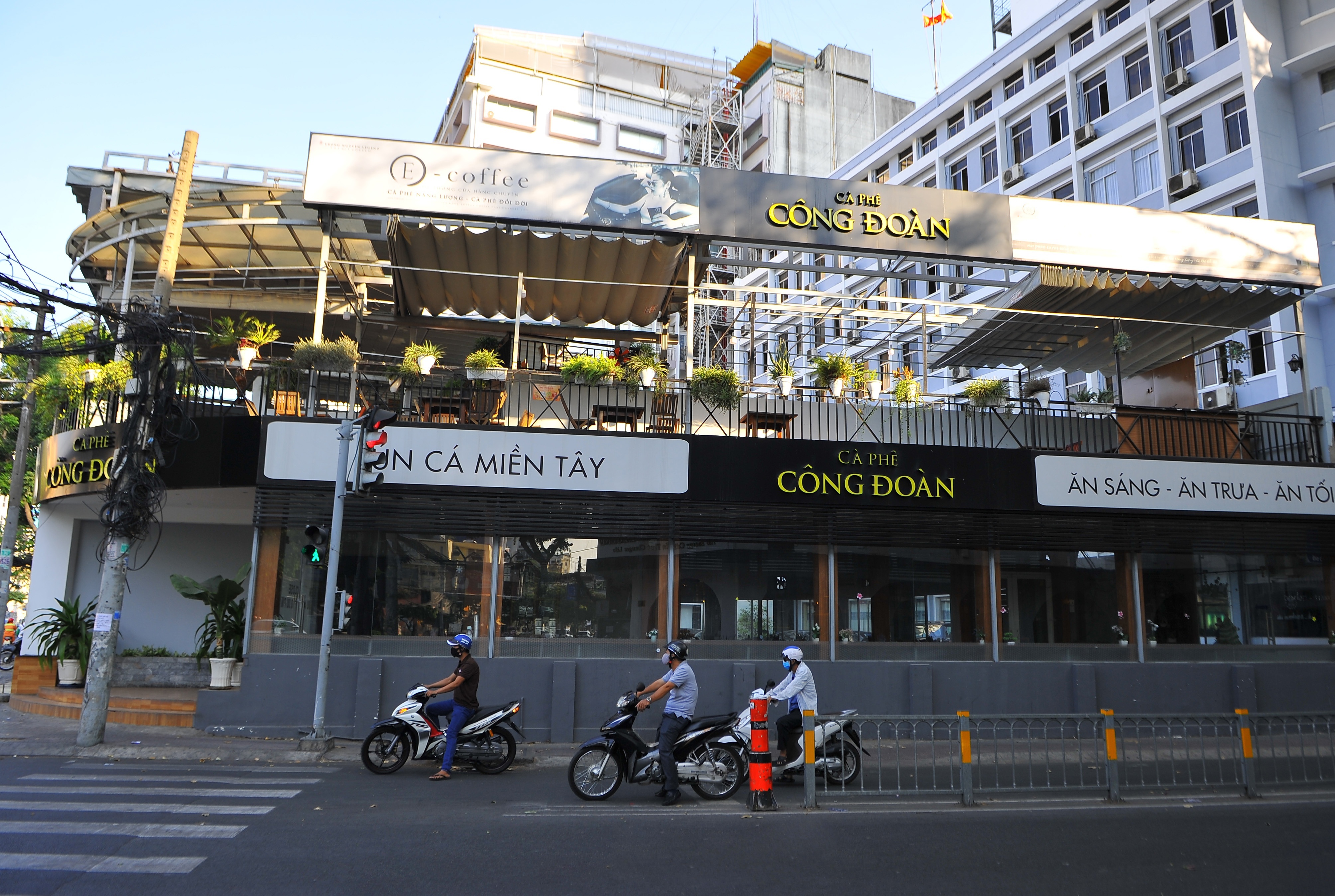 dong cua nha hang anh 1