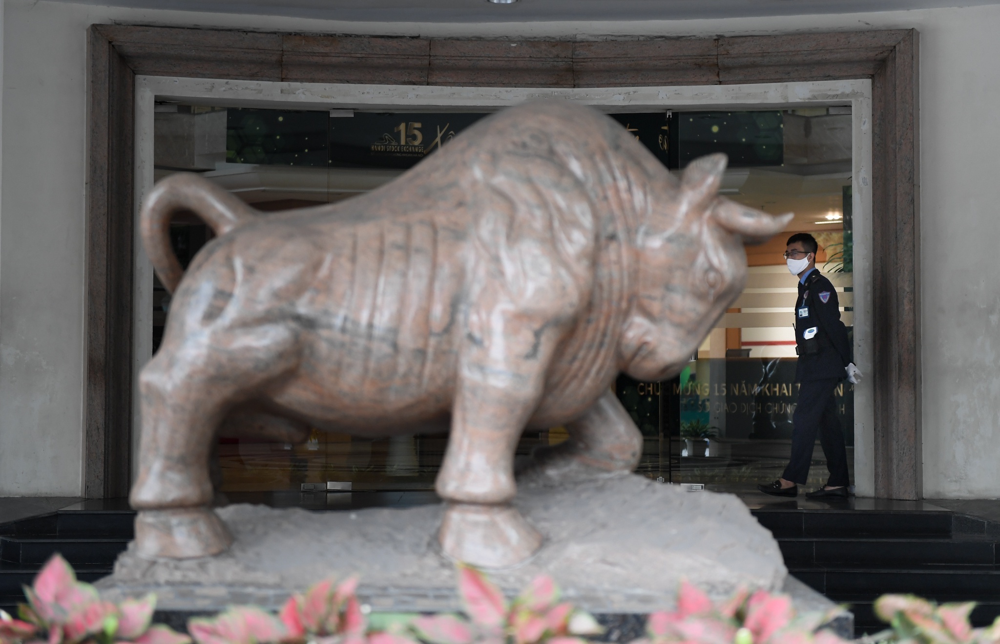 Khan truong cho co phieu chuyen tu HoSE sang HNX de giam tai hinh anh