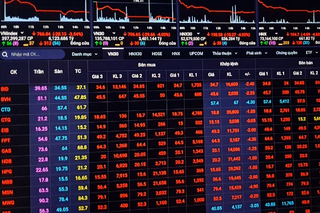 Nha dau tu o at ban co phieu, he thong giao dich qua tai hinh anh