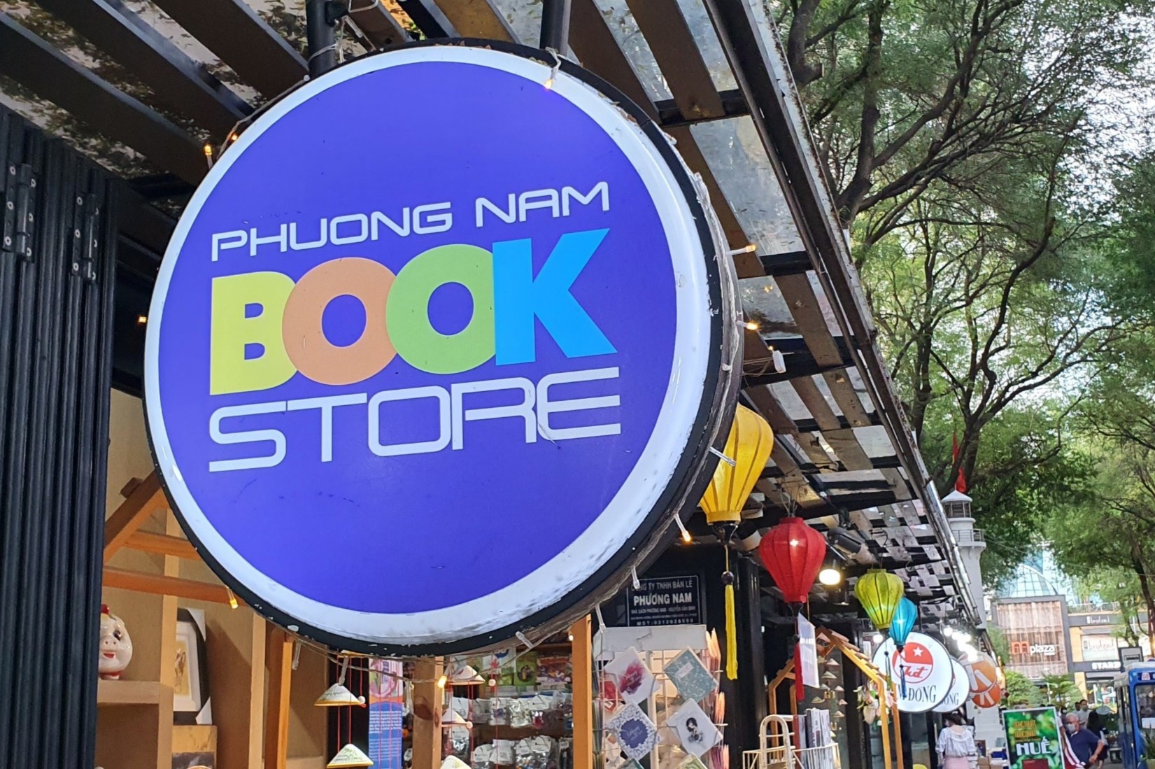 Nha sach ban them gao, mi goi trong dich benh hinh anh