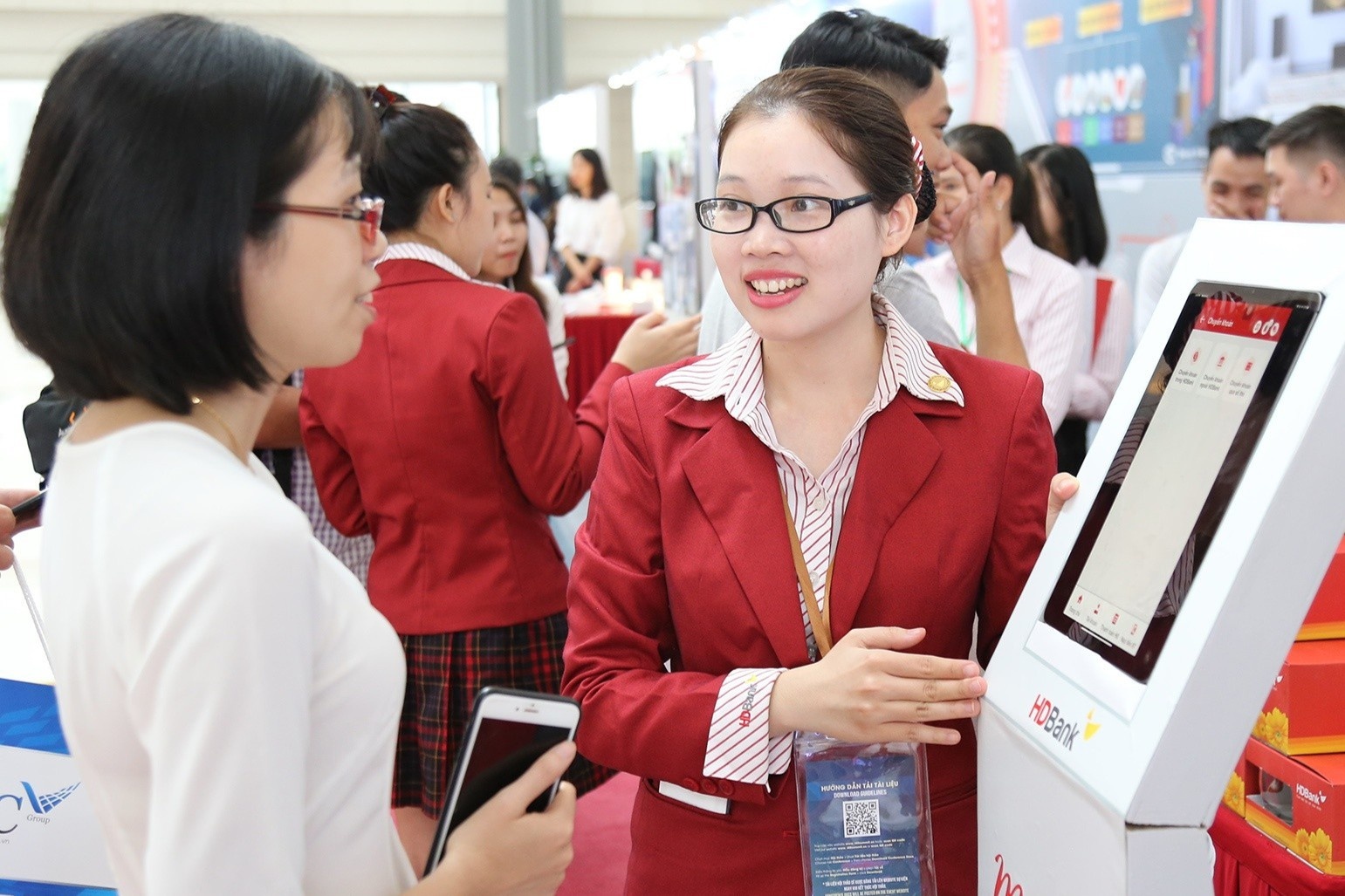 Cuoc dua hut khach cua ngan hang thoi hau dich hinh anh