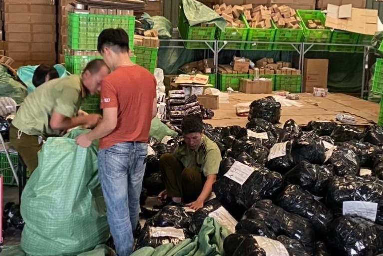 Hon 100.000 san pham bi nghi hang lau o co so cua nguoi TQ tai Ha Noi hinh anh