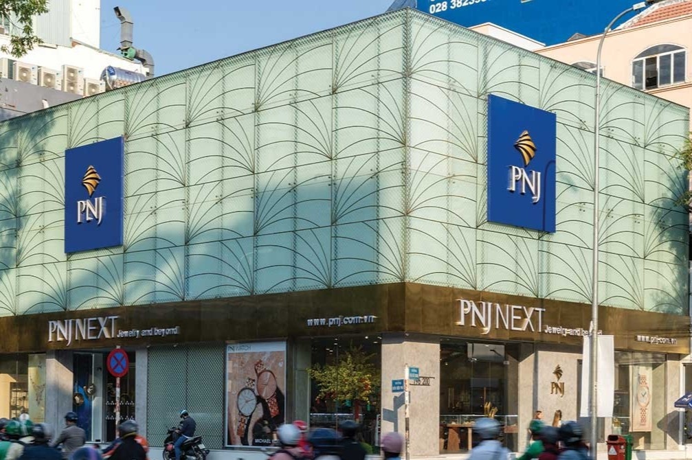 Loi nhuan cua dai gia trang suc xuong day 4 nam hinh anh