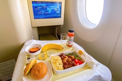 Hang khong gap kho, cong ty ban suat an may bay lan dau bao lo hinh anh