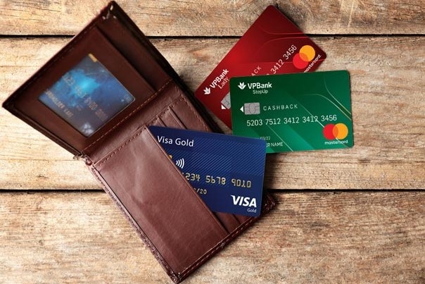 Lua dao mo the tin dung gia de chiem doat tien hinh anh