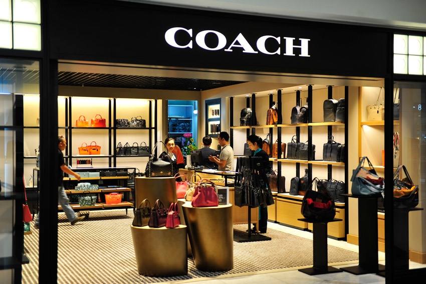 Chuoi cua hang mien thue Tan Son Nhat chat vat xoay xo hinh anh