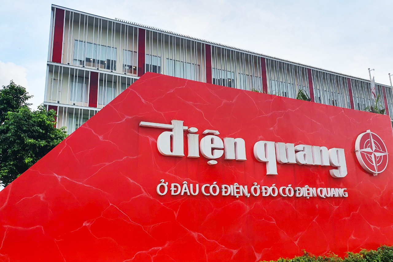 Loi nhuan Dien Quang giam manh hinh anh