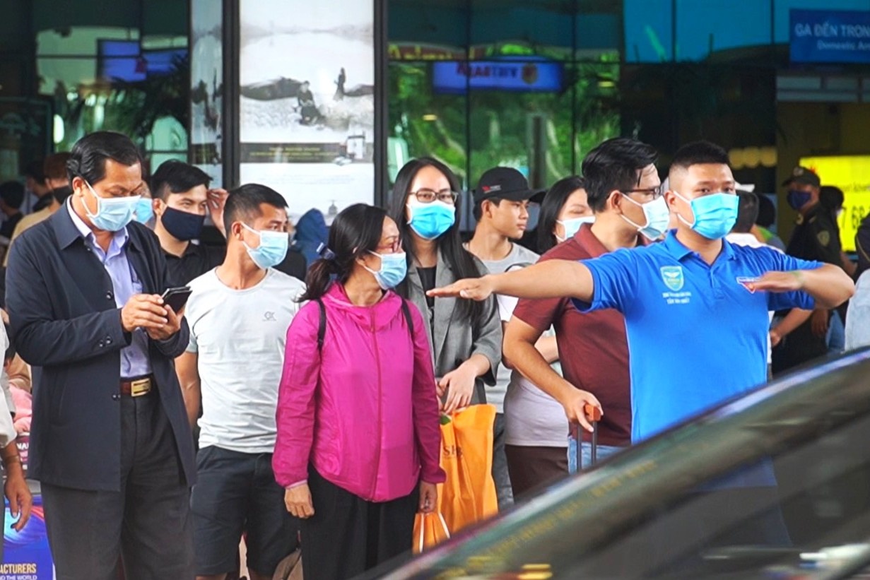 Tai xe cong nghe buc boi khi san bay Tan Son Nhat phan lan oto hinh anh