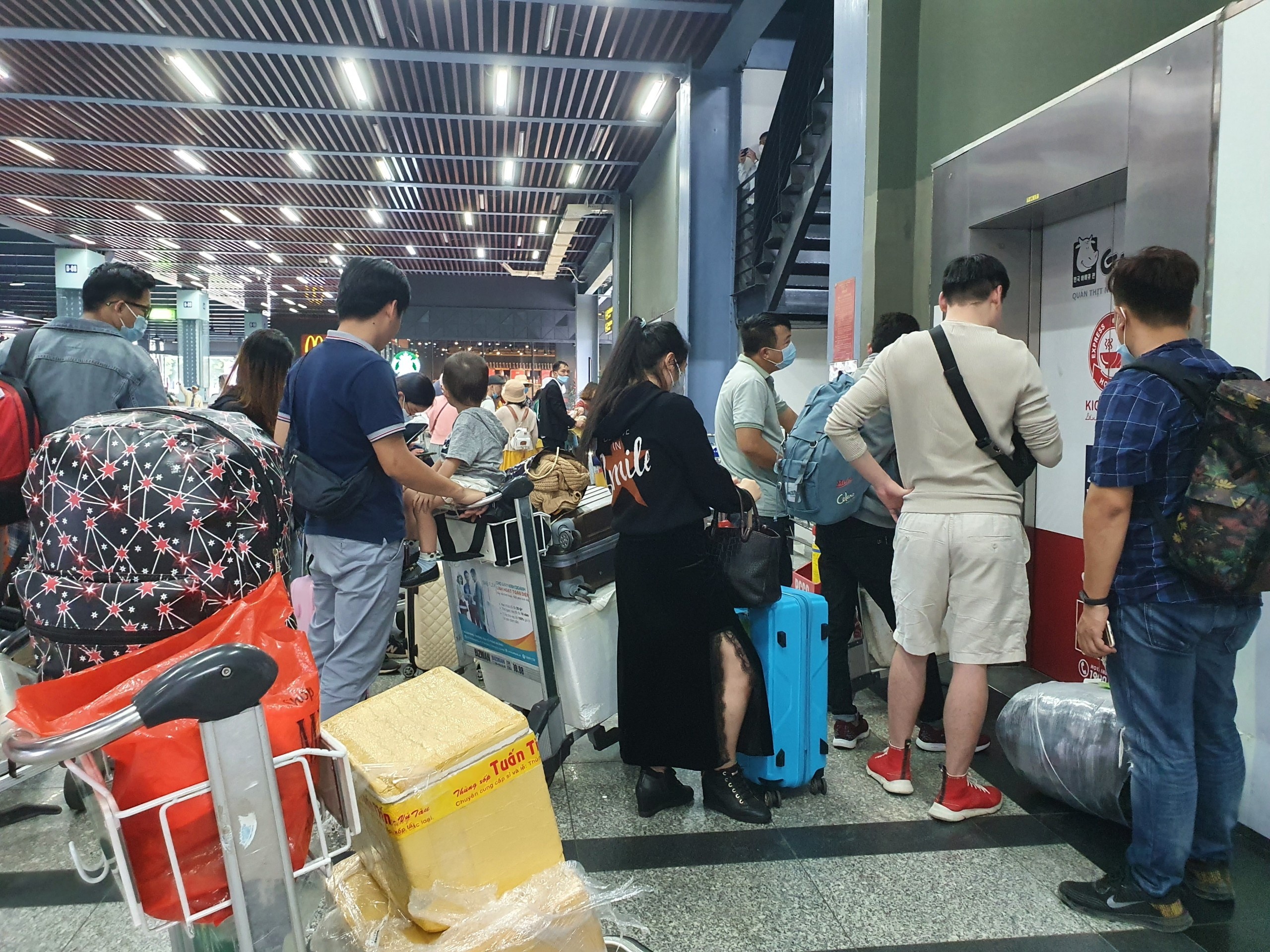 tan son nhat phan lan anh 2