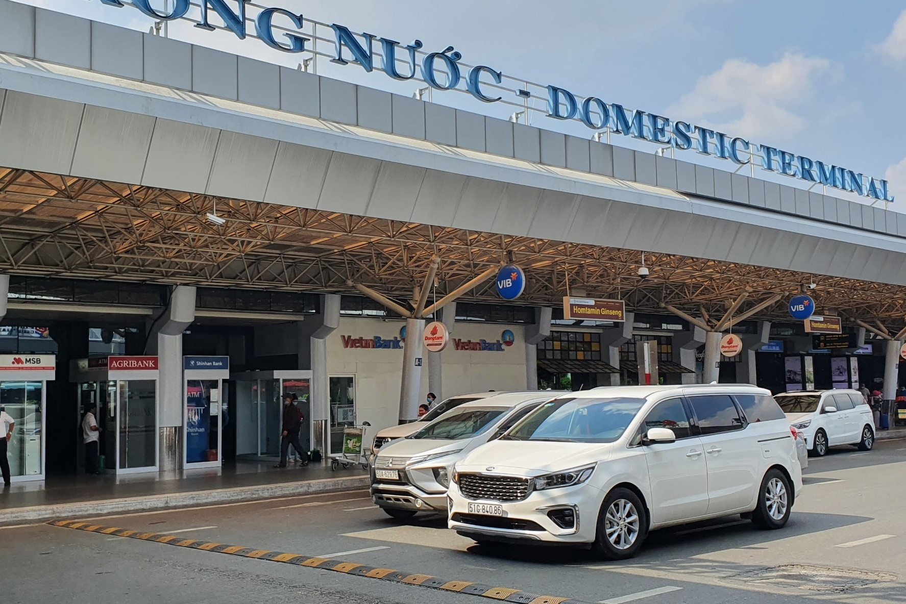 Tai xe xe cong nghe o san bay Tan Son Nhat lo mat khach hinh anh