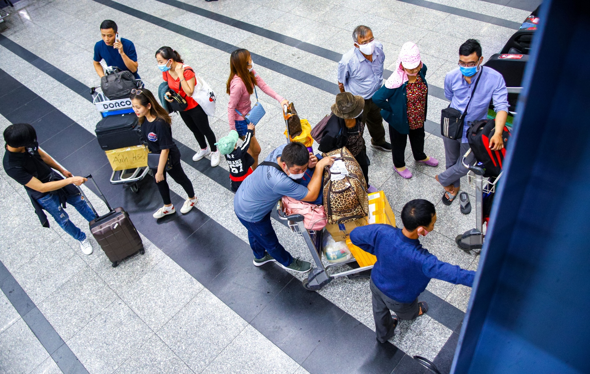 'Khach di xe cong nghe o san bay Tan Son Nhat phan nan la de hieu' hinh anh