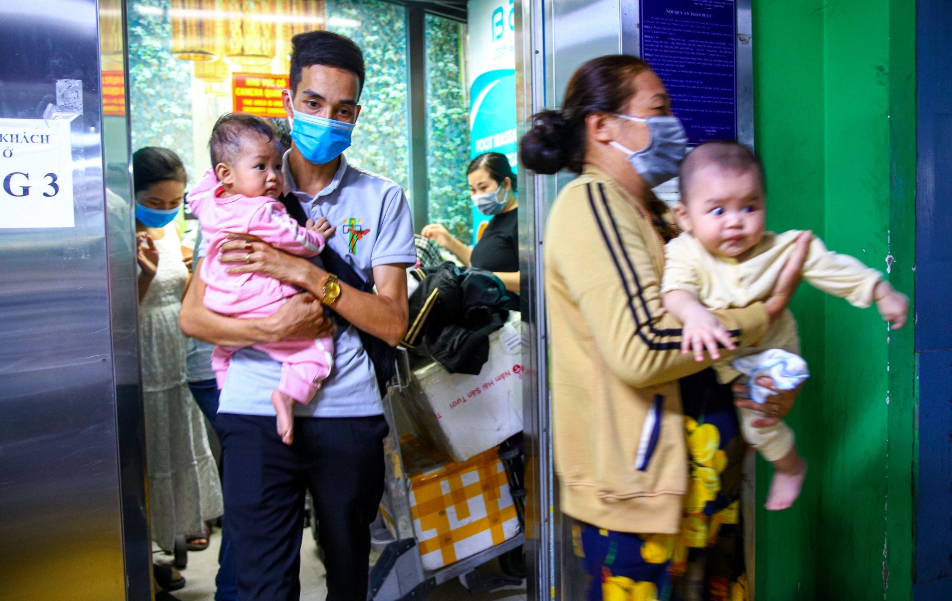 Sau vu phan lan, nha xe san bay Tan Son Nhat hua bo sung 2 thang may hinh anh