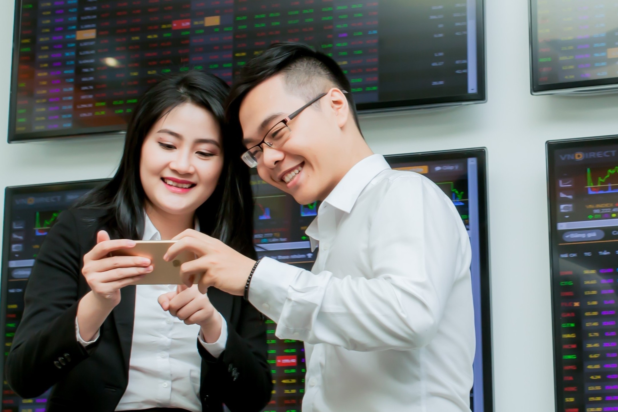 Chung khoan trong nuoc len dinh cao nhat hon 2 nam hinh anh