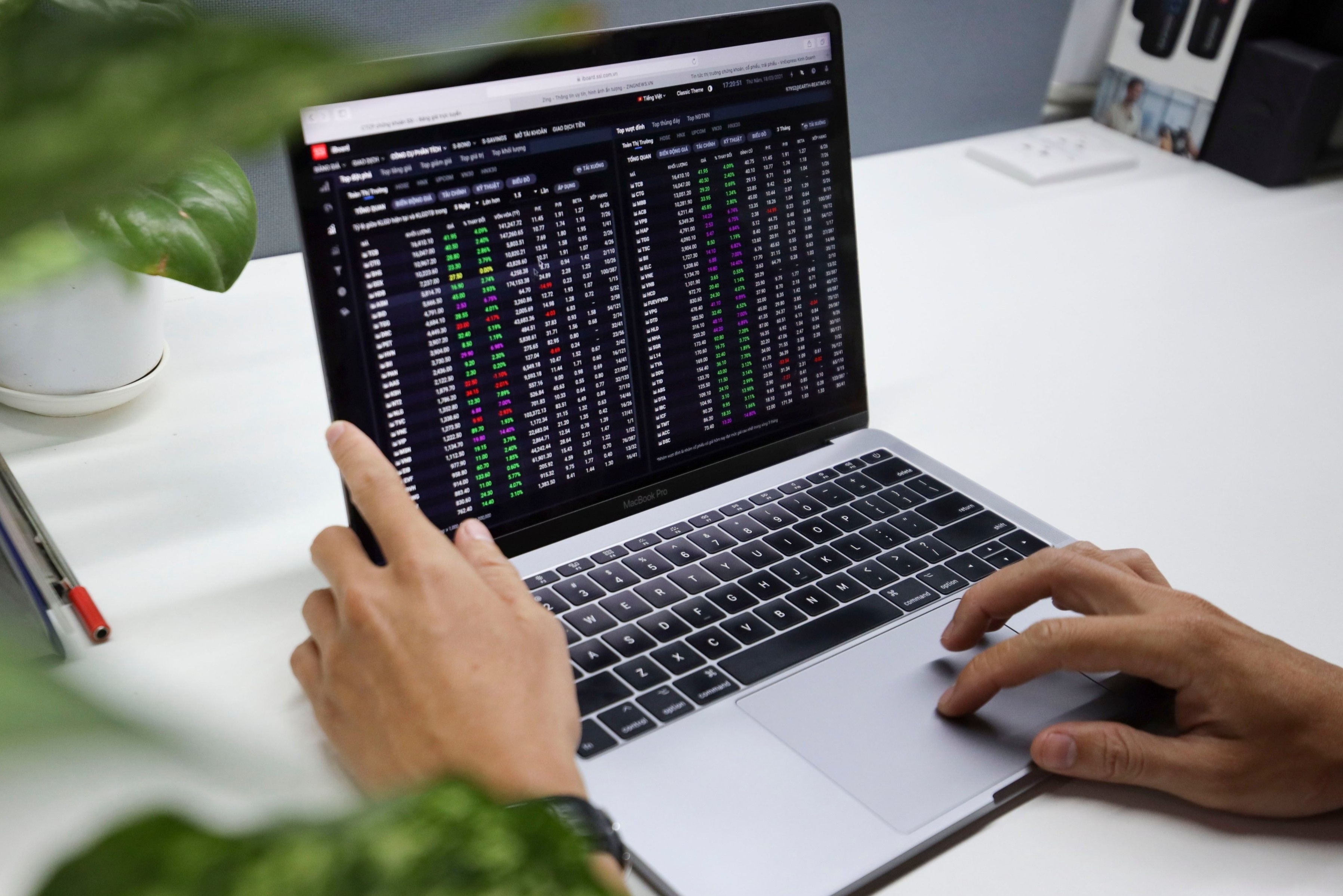 Chung khoan ve dau sau khi cham moc lich su 1.200 diem? hinh anh