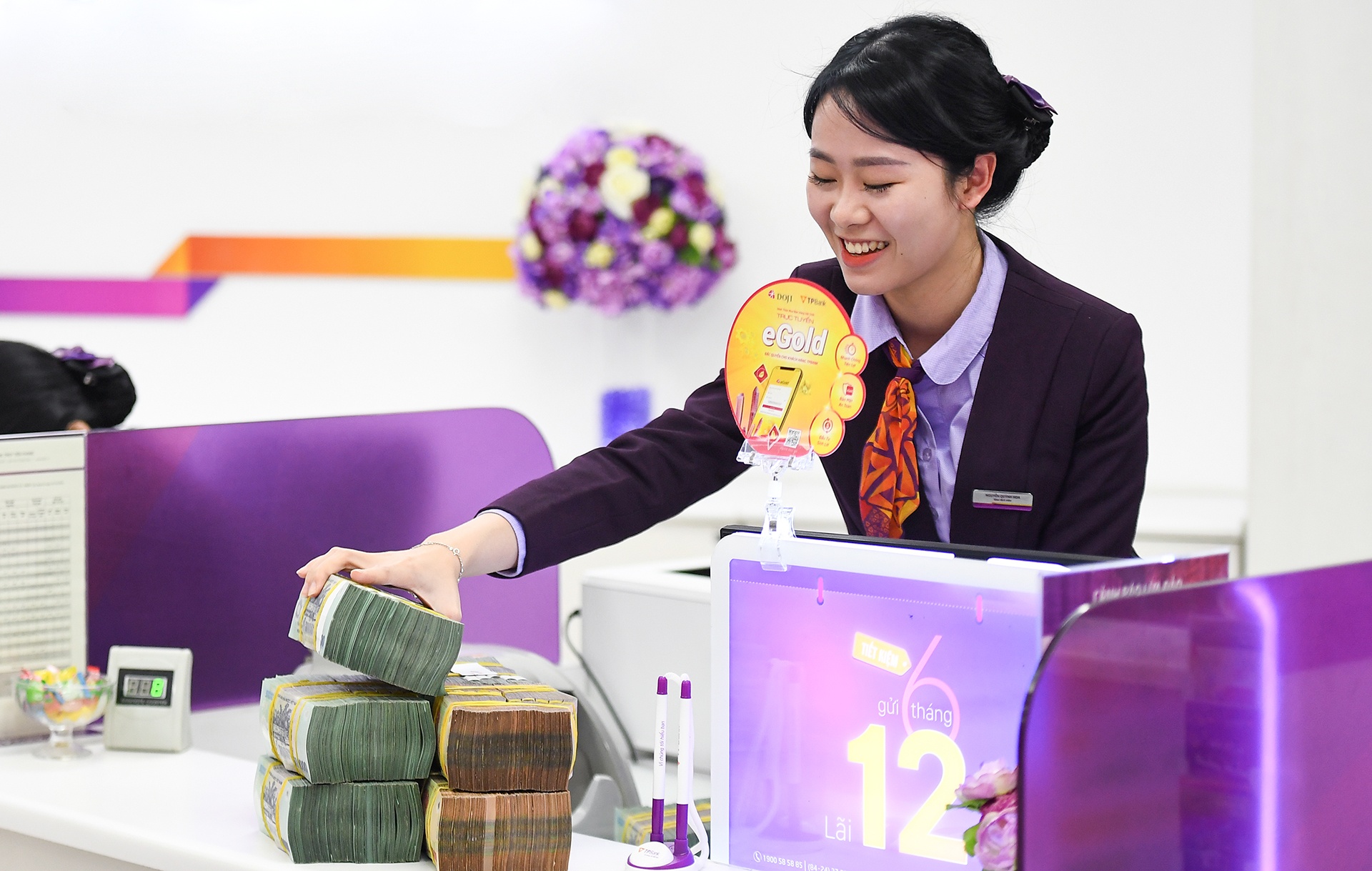 Co phieu ngan hang dua nhau len dinh hinh anh