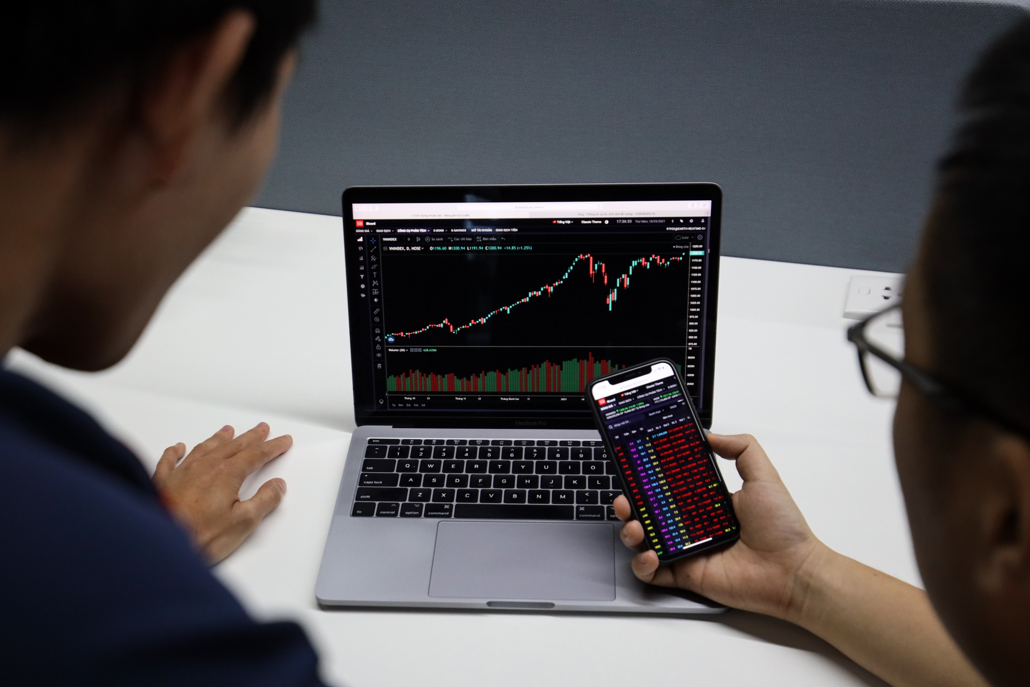 Co phieu tan binh tang cao ngay chung khoan roi manh hinh anh