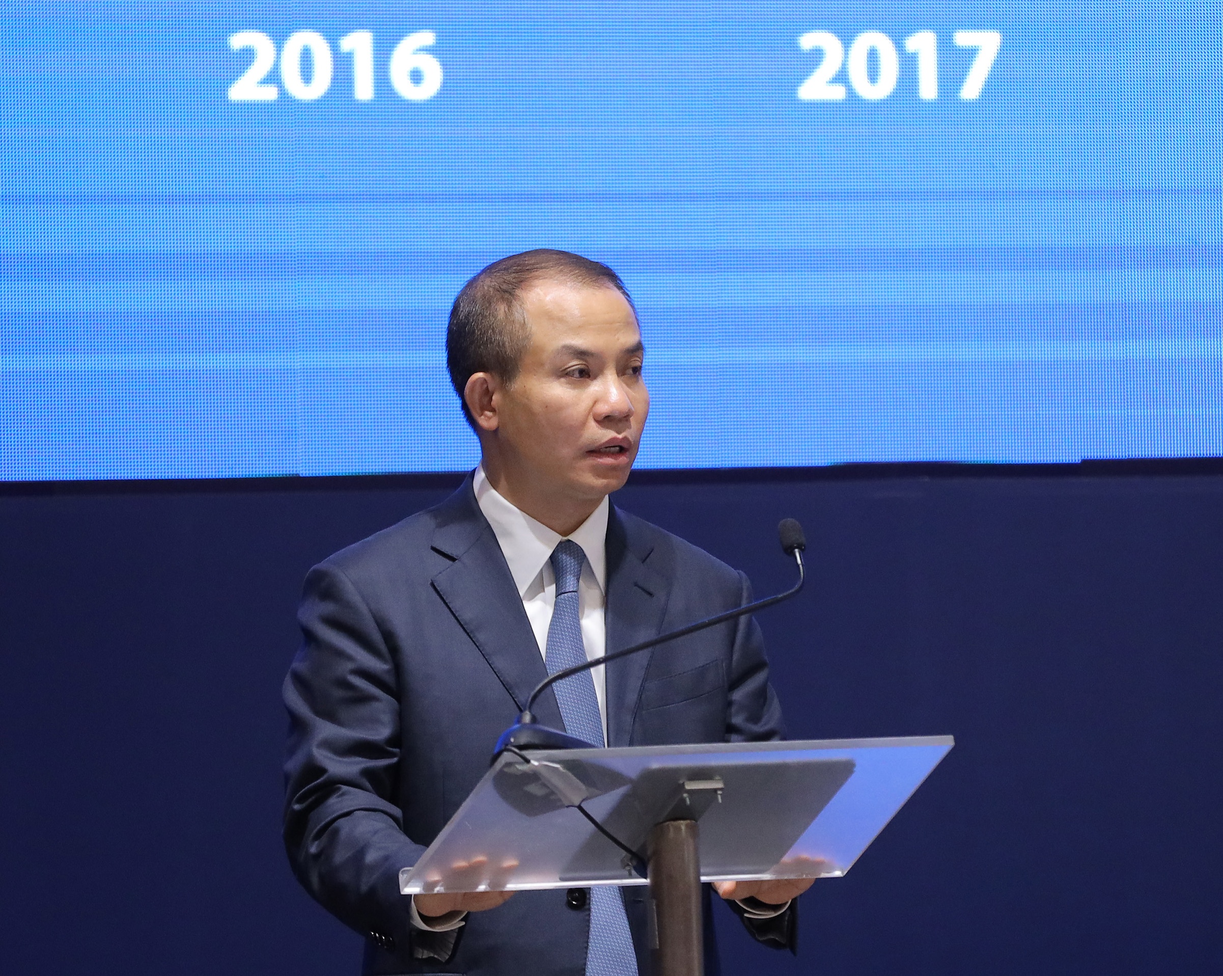 nhan vien ngan hang anh 1