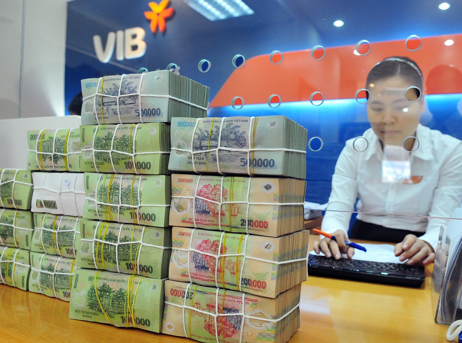 Chu tich VIB: 'Luong can bo nhan vien rat cao' hinh anh